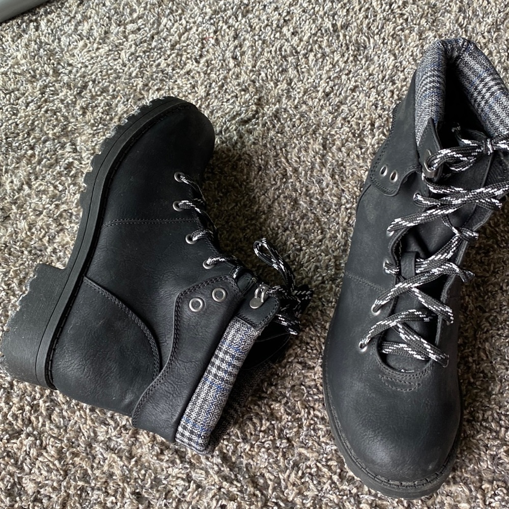 Black Low Cut Boots, Size 9 - Picture 1 of 8
